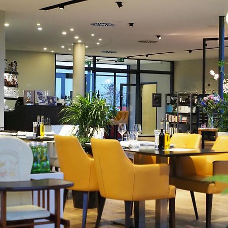 Mg Restaurace/Luxury Apartments มลาดาโบเลสลัฟ ภายนอก รูปภาพ