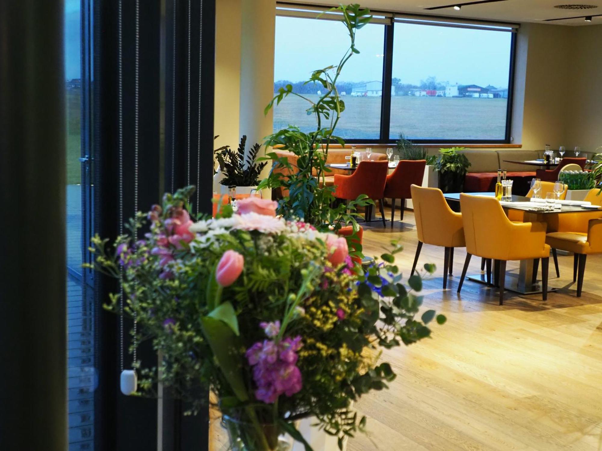 Mg Restaurace/Luxury Apartments มลาดาโบเลสลัฟ ภายนอก รูปภาพ