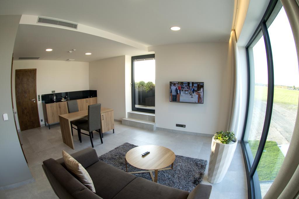 Mg Restaurace/Luxury Apartments มลาดาโบเลสลัฟ ภายนอก รูปภาพ