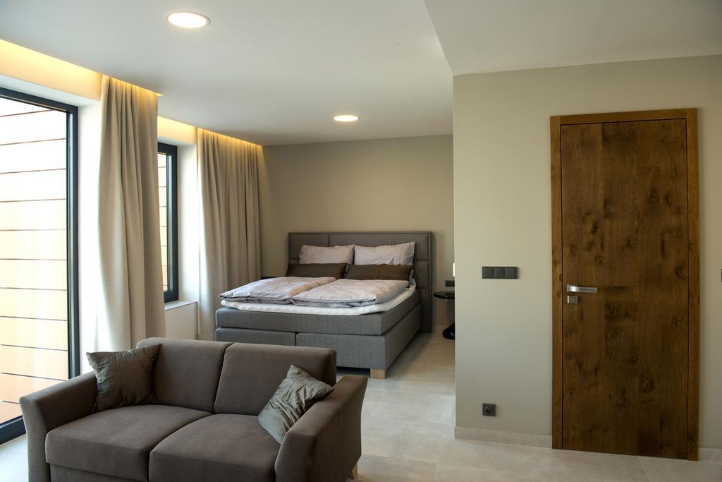 Mg Restaurace/Luxury Apartments มลาดาโบเลสลัฟ ภายนอก รูปภาพ