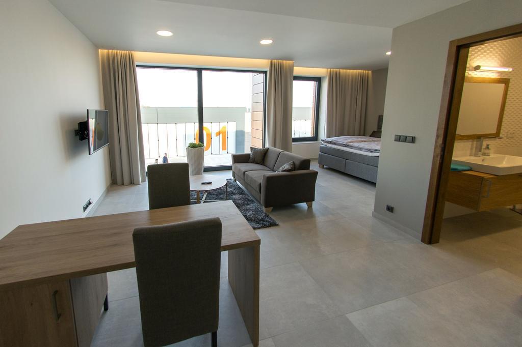 Mg Restaurace/Luxury Apartments มลาดาโบเลสลัฟ ภายนอก รูปภาพ