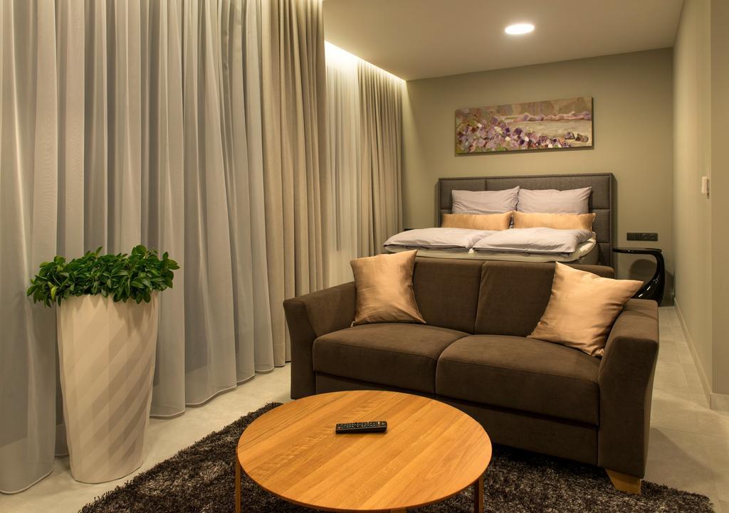 Mg Restaurace/Luxury Apartments มลาดาโบเลสลัฟ ภายนอก รูปภาพ