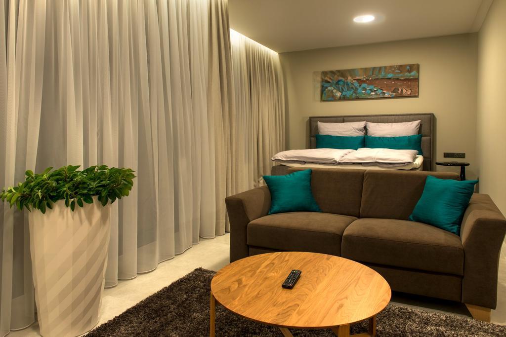 Mg Restaurace/Luxury Apartments มลาดาโบเลสลัฟ ภายนอก รูปภาพ