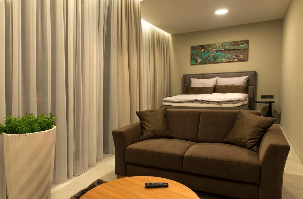 Mg Restaurace/Luxury Apartments มลาดาโบเลสลัฟ ภายนอก รูปภาพ