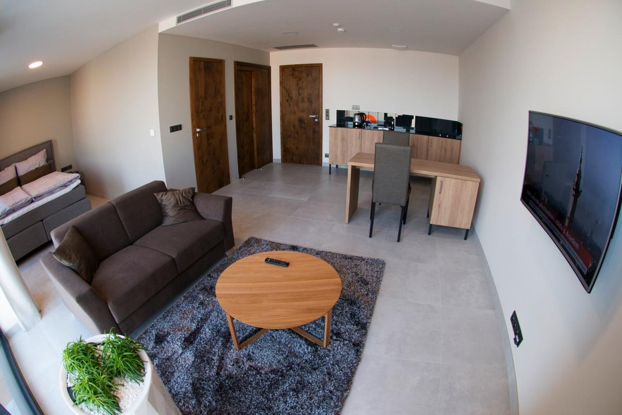 Mg Restaurace/Luxury Apartments มลาดาโบเลสลัฟ ภายนอก รูปภาพ