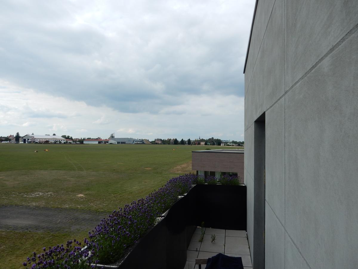 Mg Restaurace/Luxury Apartments มลาดาโบเลสลัฟ ภายนอก รูปภาพ