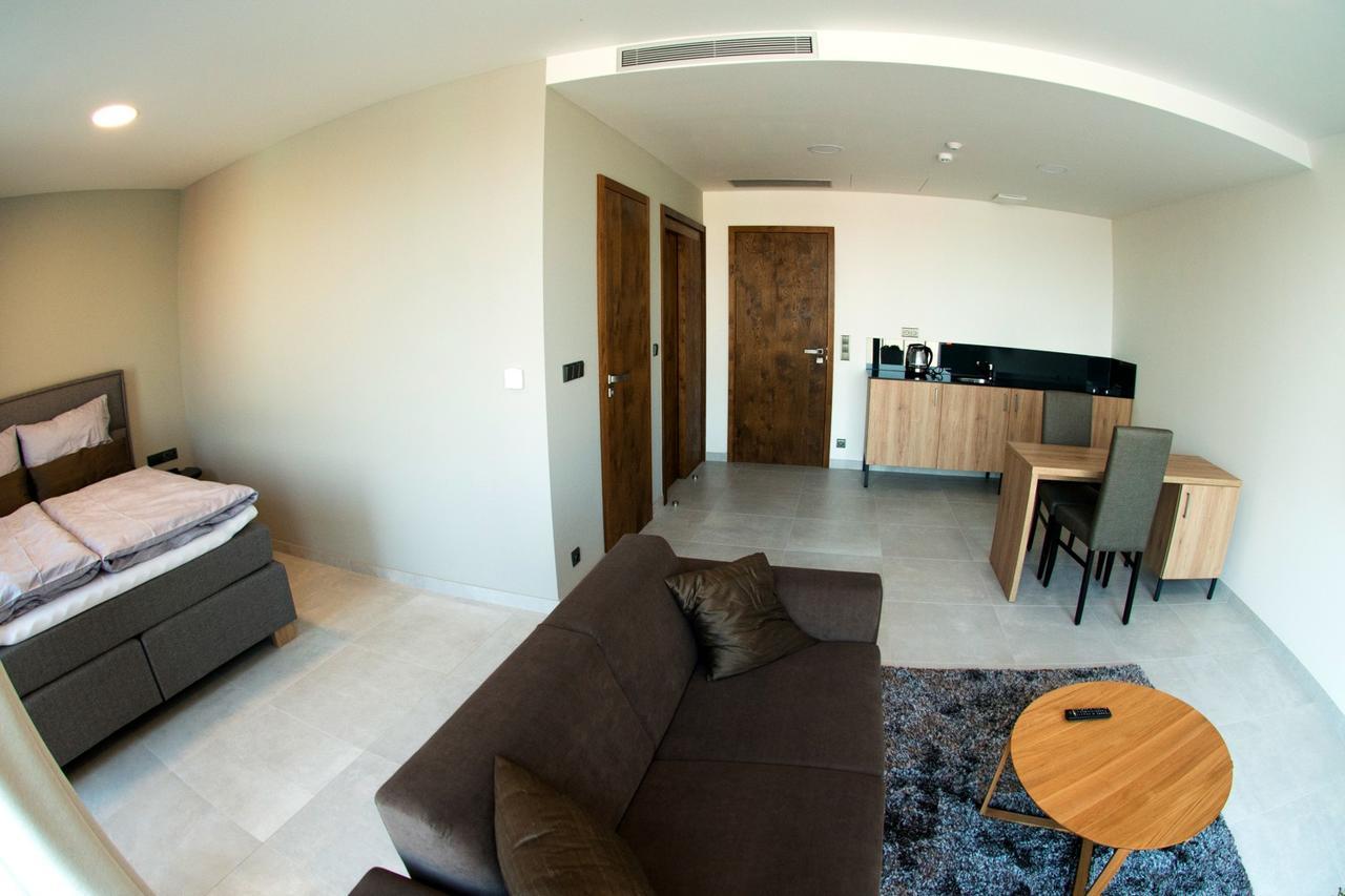 Mg Restaurace/Luxury Apartments มลาดาโบเลสลัฟ ภายนอก รูปภาพ