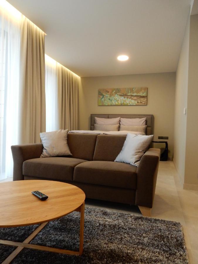 Mg Restaurace/Luxury Apartments มลาดาโบเลสลัฟ ภายนอก รูปภาพ